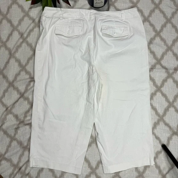 Women’s plus size white capri jeans - Picture 4 of 12